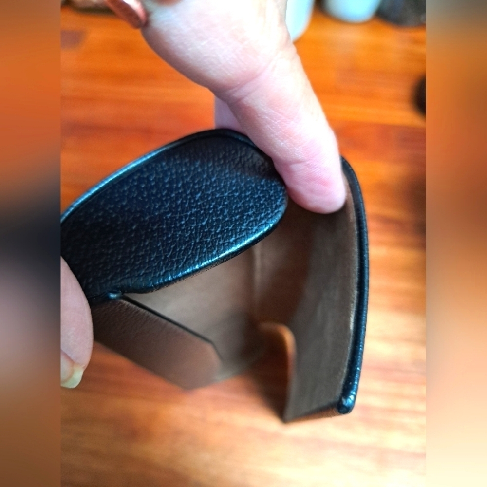 Burberry Black Glasses Hard Case with Textured Finish Magnetic Closure - Picture 3 of 10